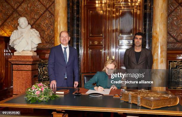 The Hollywood actress Diane Kruger and the director Fatih Akin sign the Golden Visitors' Book of the City of Hamburg in the presence of Hamburg'S...