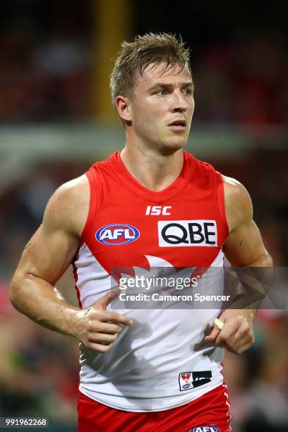Kieren Jack of the Swans warms up during the round 16 AFL match between the Sydney Swans and the Geelong Cats at Sydney Cricket Ground on July 5,...