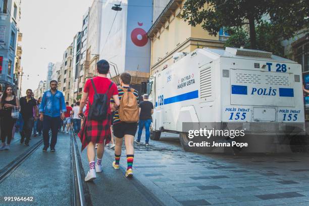 lgbti+ pride march in istanbul, turkey - lgbti stockfoto's en -beelden