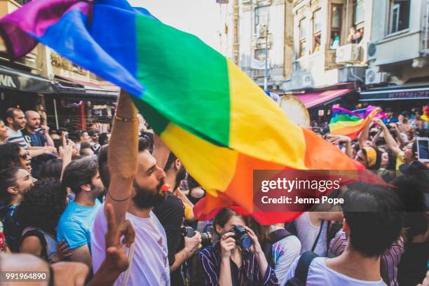 lgbti+ pride march in istanbul, turkey - lgbti stockfoto's en -beelden