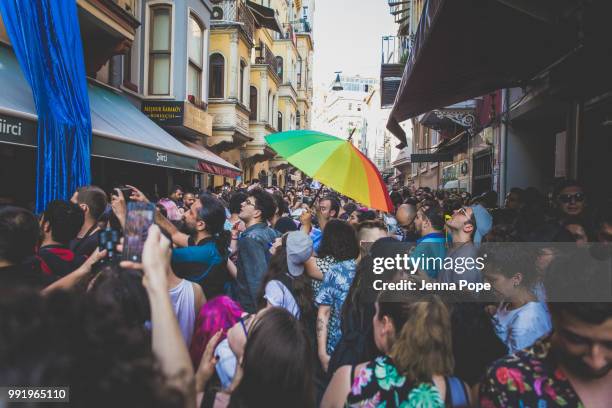 lgbti+ pride march in istanbul, turkey - lgbti stockfoto's en -beelden