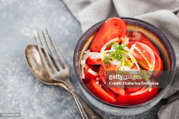 fresh delicious red tomato, onion and herbs salad - red delicious stockfoto's en -beelden