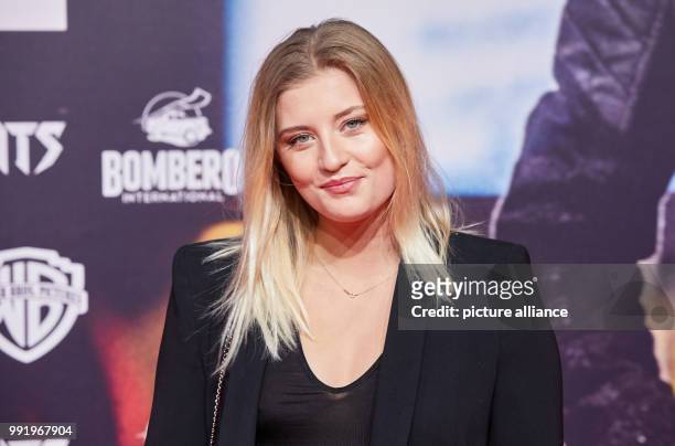Actress Luna Schweiger arrives at the premiere of the movie 'Aus dem Nichts' at the Cinemaxx in Hamburg, Germany, 21 November 2017. The film will be...