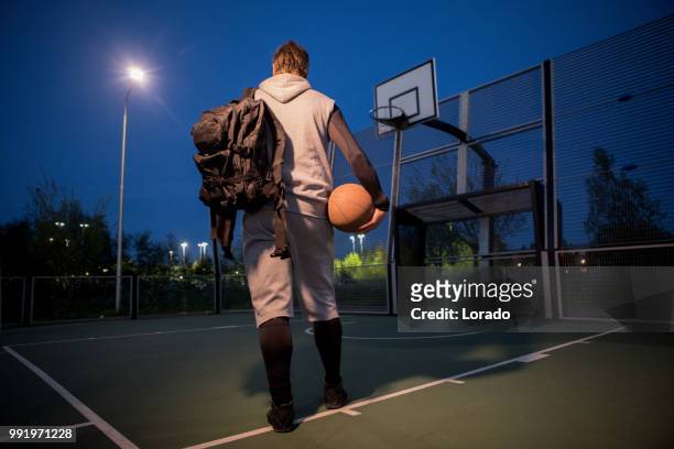 sesión de entrenamiento de baloncesto urbano al aire libre para el individuo medio de años hombre - entrenamiento deportivo fotografías e imágenes de stock