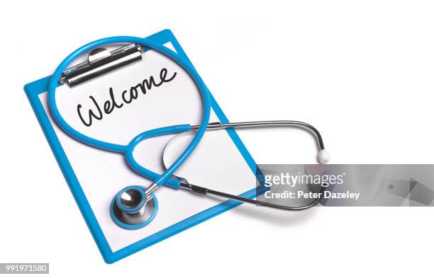 welcome clipboard with stethoscope - talent screening introduction stock-fotos und bilder
