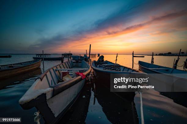 barche sulla riva del lago di lesina - riva del lago - fotografias e filmes do acervo