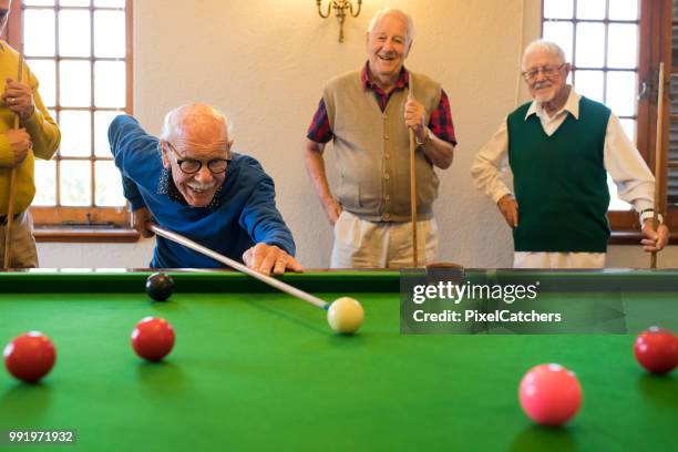 vier reife männer, die bereit für eine partie snooker - snookerkugel stock-fotos und bilder