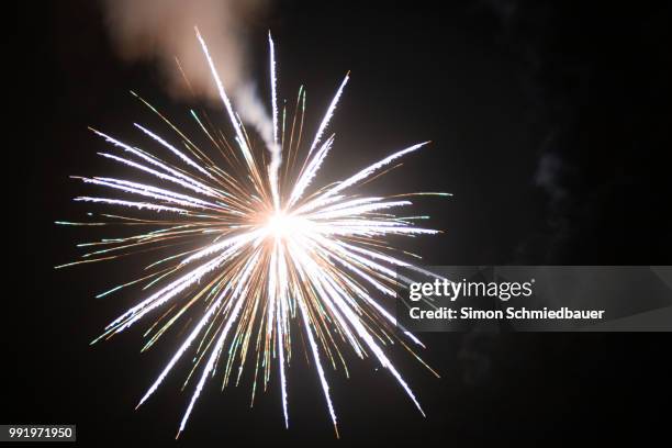 feuerwerk - feuerwerk fotografías e imágenes de stock