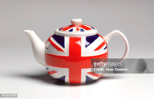 union jack teapot close up - vereinigtes königreich stock-fotos und bilder