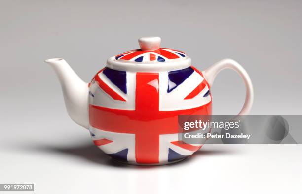union jack teapot close up - theepot stockfoto's en -beelden