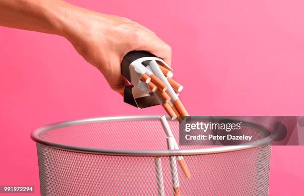 woman giving up smoking through illness - rookkwestie stockfoto's en -beelden