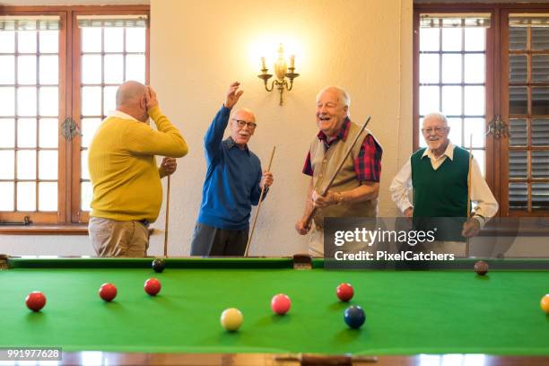 verpasst der schuss enttäuscht senioren freunde spielen snooker spaß zusammen - snookerkugel stock-fotos und bilder