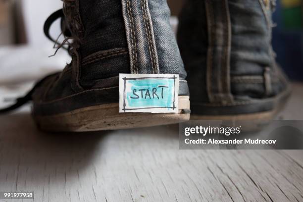 tag with the word start on sneakers. - sogliola foto e immagini stock