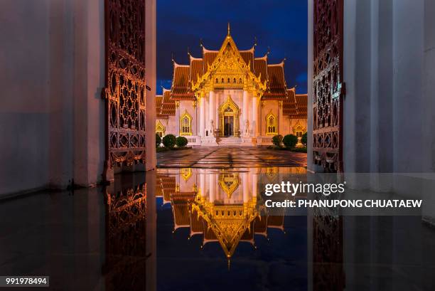 wat benchamabophit in bangkok at twilight time with reflection o - wat benchamabophit stockfoto's en -beelden