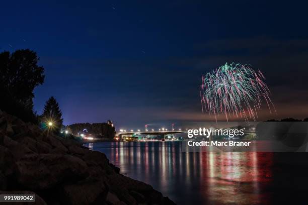 feuerwerk backfischfest worms 2015 - feuerwerk fotografías e imágenes de stock