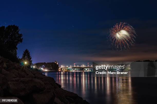 feuerwerk backfischfest worms 2015 - feuerwerk 個照片及圖片檔