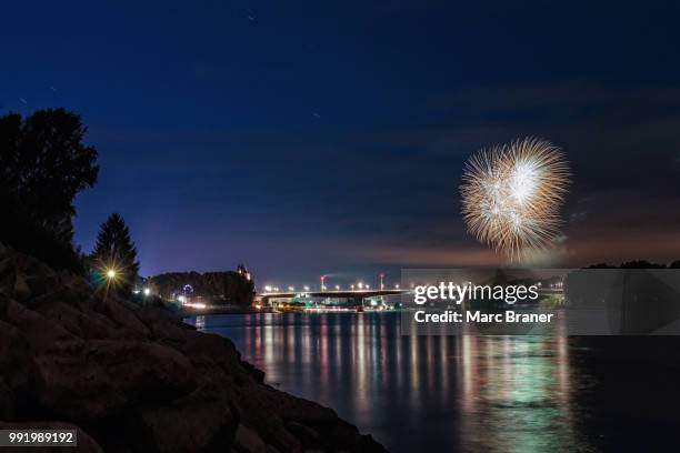 feuerwerk backfischfest worms 2015 - feuerwerk fotografías e imágenes de stock