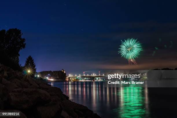 feuerwerk backfischfest worms 2015 - feuerwerk fotografías e imágenes de stock