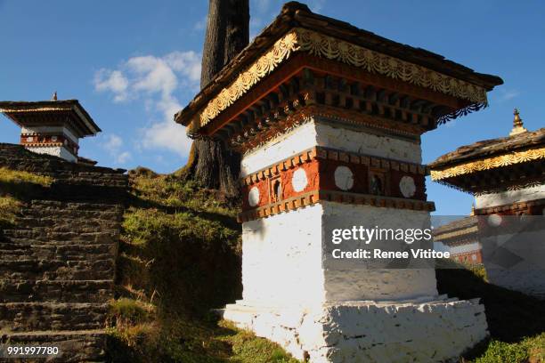 dochula pass chortens, bhutan - dochula pass bildbanksfoton och bilder