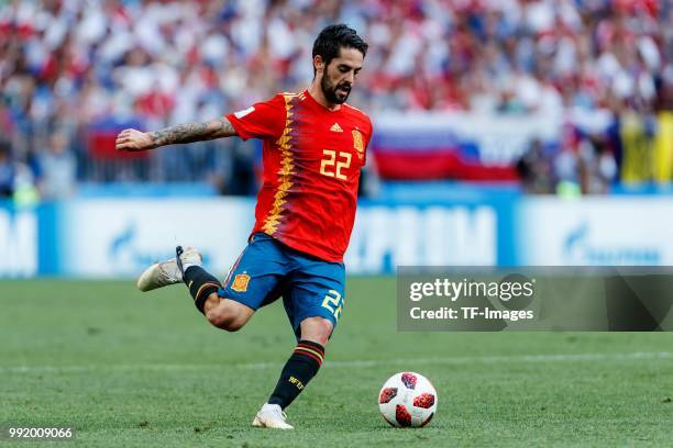 Isco of Spain controls the ball during the 2018 FIFA World Cup Russia match between Spain and Russia at Luzhniki Stadium on July 01, 2018 in Moscow,...