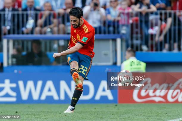 Isco of Spain controls the ball during the 2018 FIFA World Cup Russia match between Spain and Russia at Luzhniki Stadium on July 01, 2018 in Moscow,...