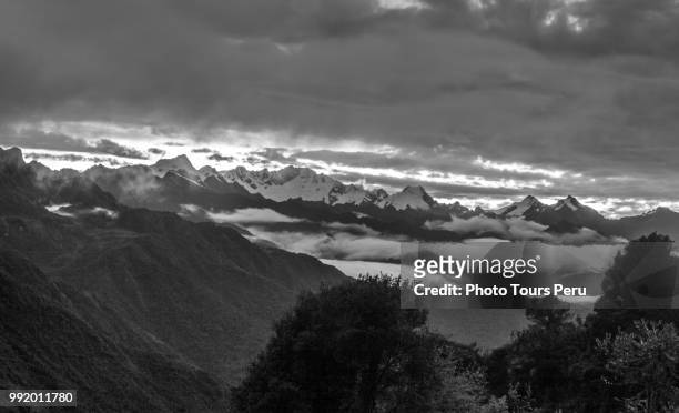 vilcabamba mountain range - vilcabamba peru stockfoto's en -beelden