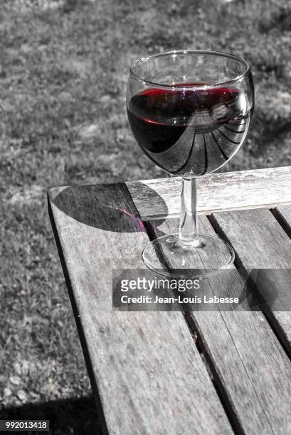 graphisme verre et bois - graphics glass and wood - merlot grape stock pictures, royalty-free photos & images