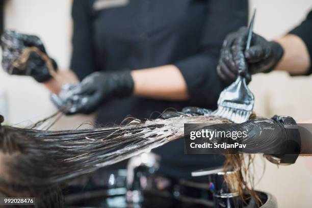 changer de couleur pour les cheveux - applying stock photos et images de collection