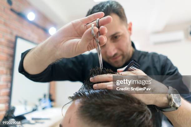 professionele kapper snijden man's haar - kappersschaar stockfoto's en -beelden