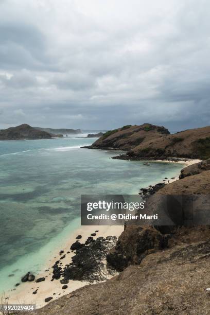 dramatic view of the bukit marese hill by the tanjung aan bay in kuta in south lombok in indonesia - didier marti stock pictures, royalty-free photos & images