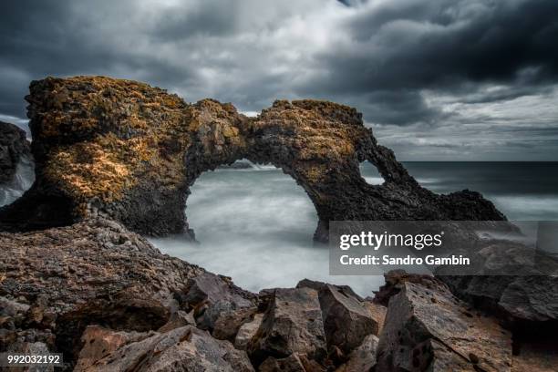 arnarstapi arch - iceland - arnarstapi stockfoto's en -beelden