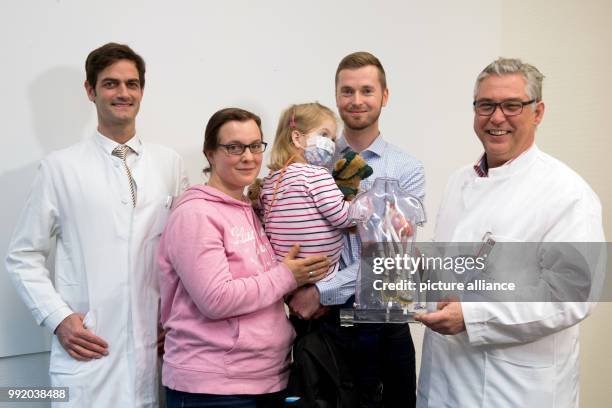 Gregor Warnecke , division manager organ transplantation, Claudia and Michael L. With daughter Nina and Alexander Horke, head of the congenital heart...