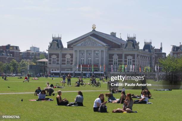 people enjoying the sumer at museumplein in amsterdam - museumplein stock pictures, royalty-free photos & images