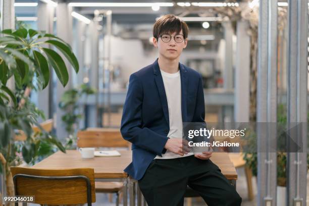 porträt eines zuversichtlich jungen business mann - office japan stock-fotos und bilder