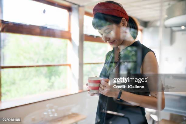 junge frau verloren in gedanken - jgalione stock-fotos und bilder