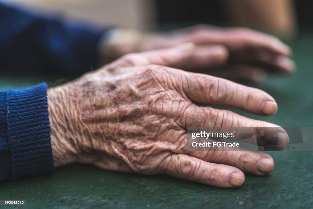 Close-up van Senior handen; Hij is 91 jaar oud
