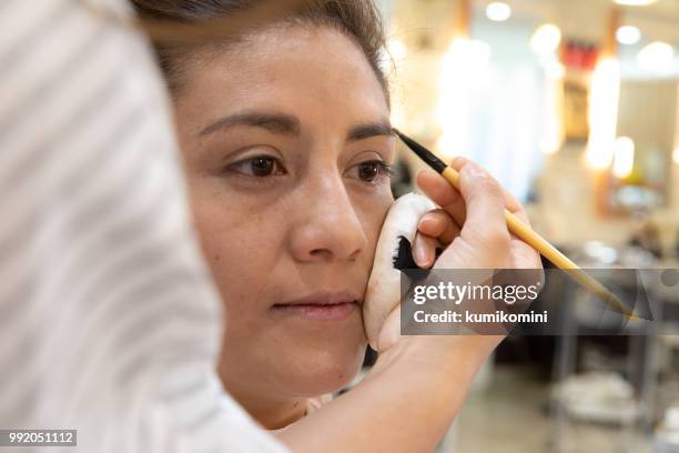 latijnse vrouw in kimono schoonheidssalon - eyebrow pencil stockfoto's en -beelden