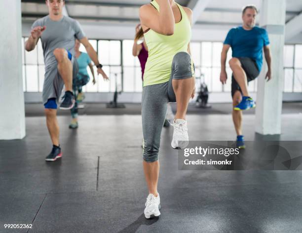 mensen trainen in de sportschool - zumba stockfoto's en -beelden