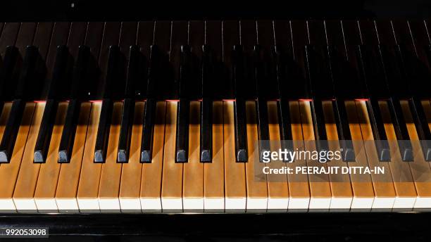 piano keys on black piano - ébène photos et images de collection