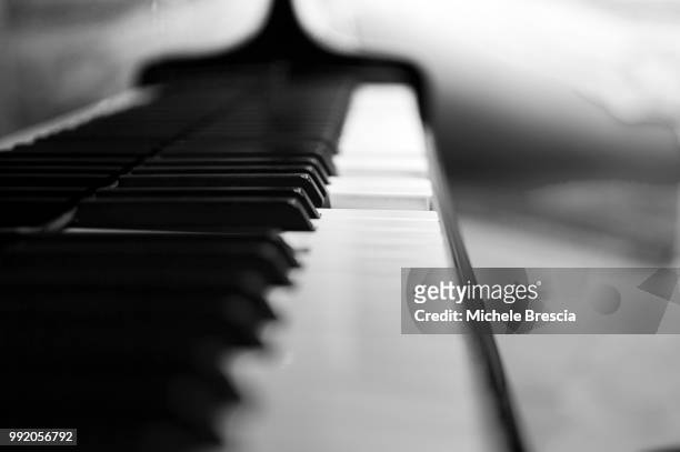 the invisible pianist - ébano imagens e fotografias de stock