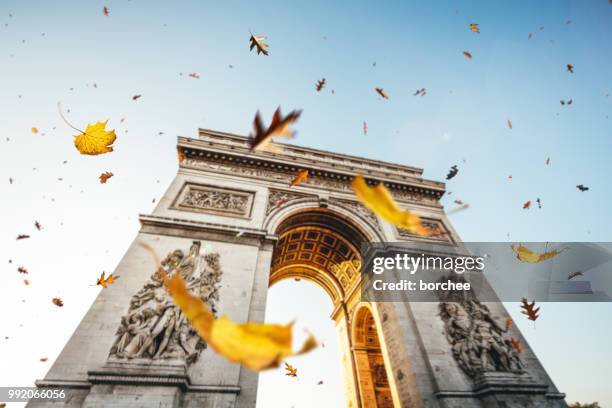 autunno a parigi - arco di trionfo foto e immagini stock