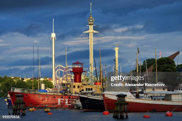 masts and pillars - alexander kuznetsov fotografías e imágenes de stock