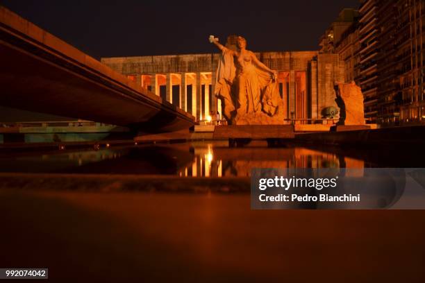 monumento nacional a la bandera - bandera imagens e fotografias de stock