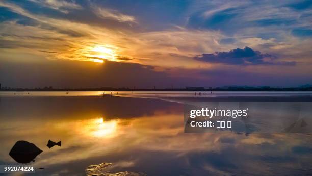 sunset on qiantang river - 平 stock-fotos und bilder