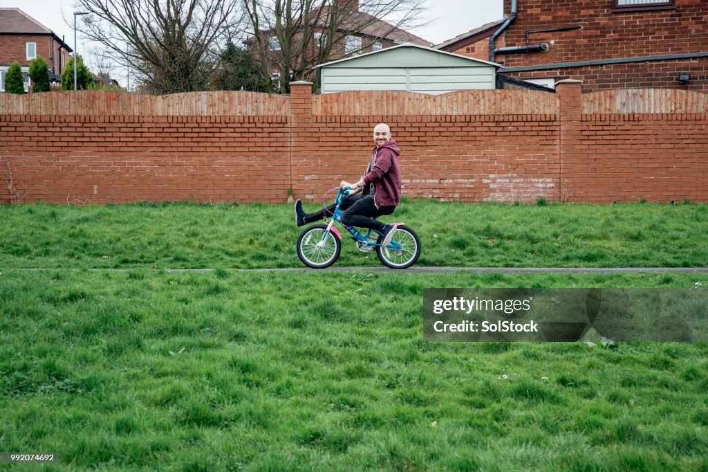 Hipster homme à vélo de l’enfant