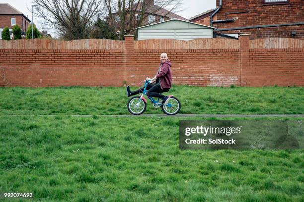 hipster homme à vélo de l’enfant - little big man photos et images de collection