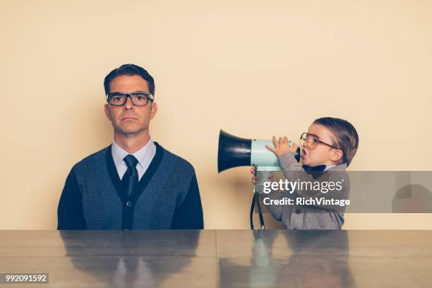 chico joven nerd gritando a papá a través de megáfono - exigir fotografías e imágenes de stock