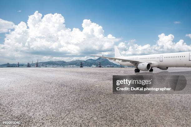 a plane at the airport - flugzeug seitlich himmel stock-fotos und bilder