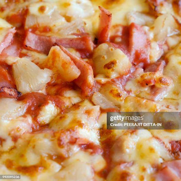 delicious hawaiian rustic style pizza made with fresh pineapples - hawaiian pizza stock pictures, royalty-free photos & images
