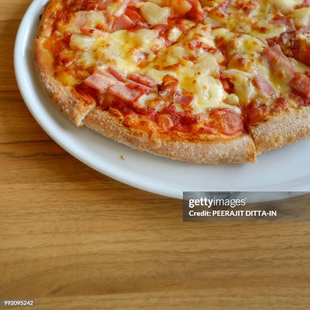 delicious hawaiian rustic style pizza made with fresh pineapples - hawaiian pizza stock pictures, royalty-free photos & images